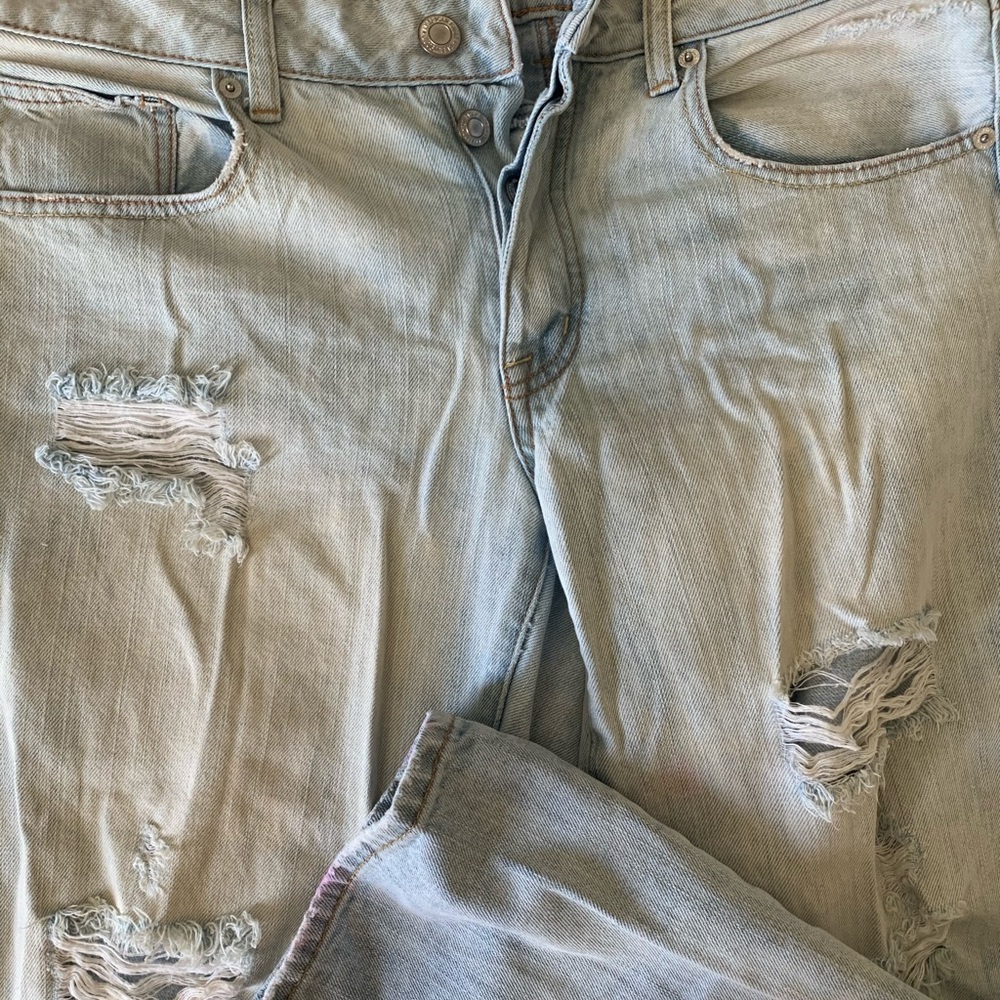 AMERICAN EAGLE light washed distressed boyfriend